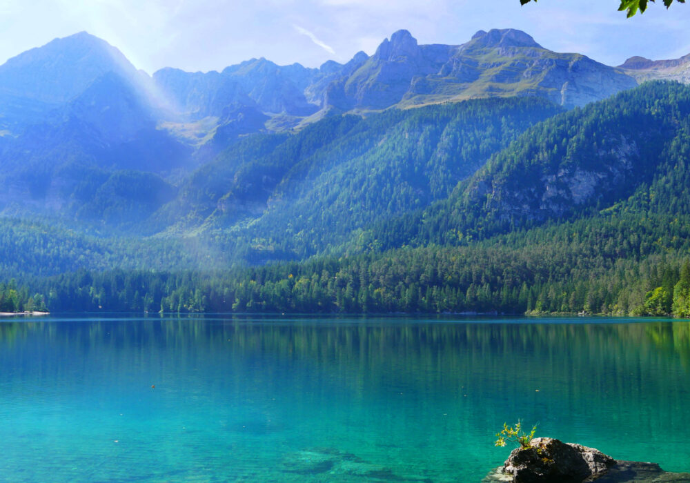 Acque limpidissime e vedute incantevoli: è la meraviglia del lago di Tovel